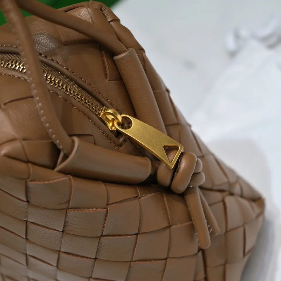 Batch 1260 B's new large Loop camera bag is here🔥Classic woven logo✅ The bag body is made of selected original sheepskin. The texture is soft and waxy. The simple square body is classic and versatile. The interior design is very practical. It has a lot of space and has an adjustable iconic leather drawstring. It can be said to be both elegant and practical. The design is very simple and elegant, with a kind of literary retro style. Size 22x15x8, model: 6684#
